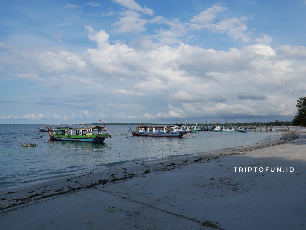 pantai tanjung kelayang di pulau belitung