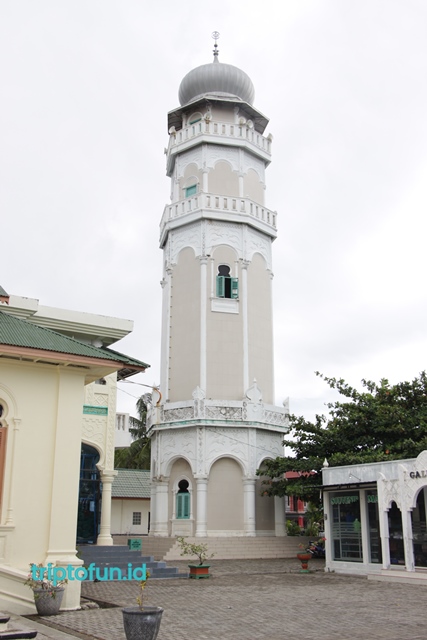 menara masjid baiturrahim ulee lheue aceh