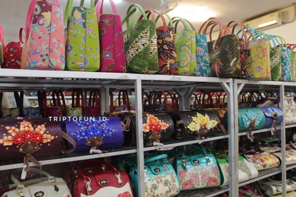 Berkunjung ke Batik Trusmi, Gerai Batik Terbesar di Indonesia - Triptofun